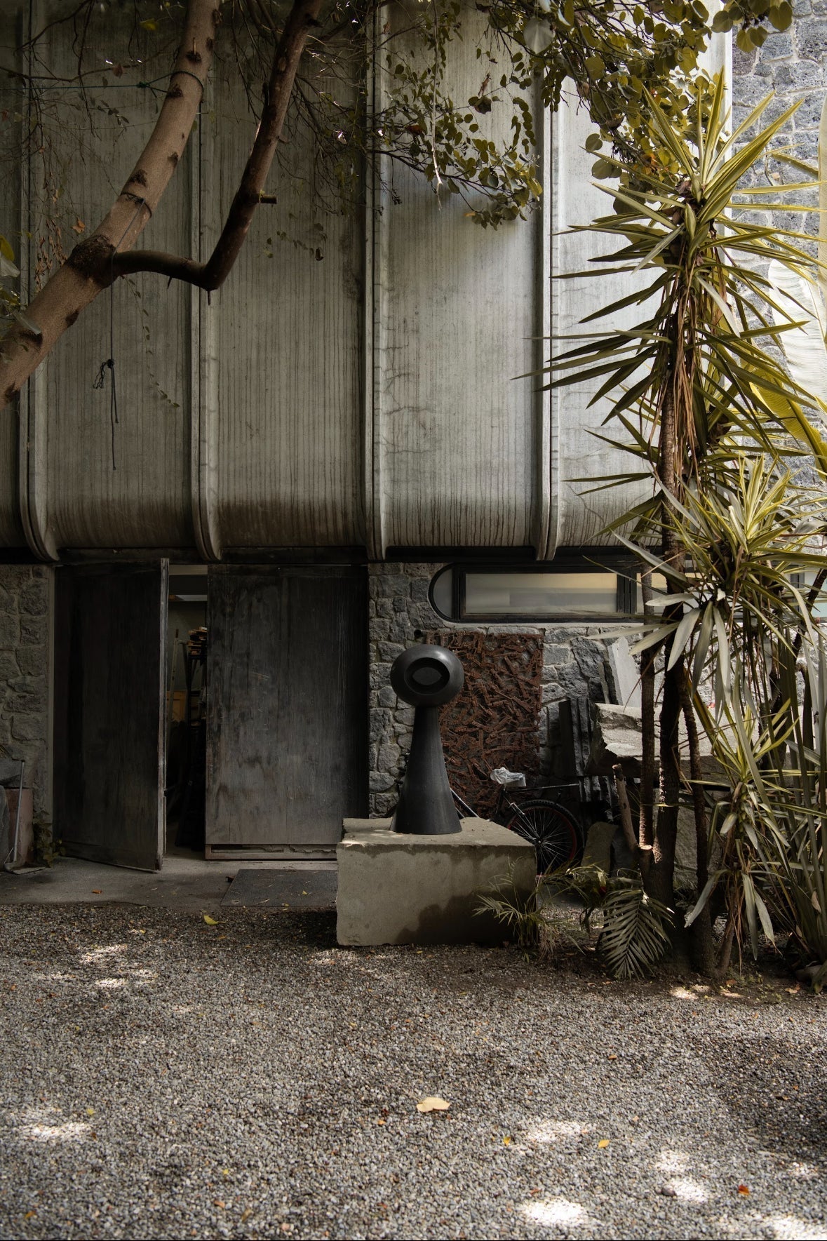 Dentro de la casa/estudio de Pedro Reyes