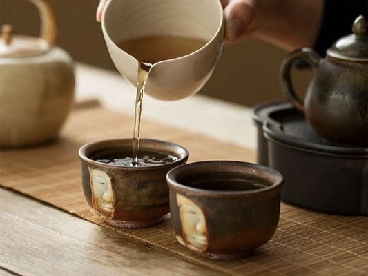 Servir Té Laguna Cyprien en dos tazas