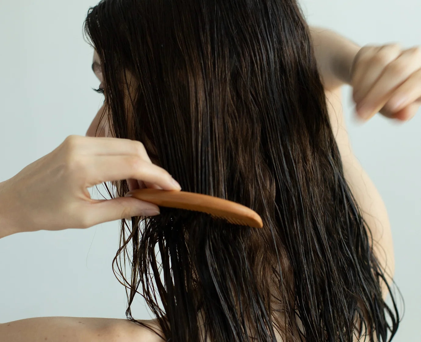 Acondicionador Laguna Cyprien. Cabello húmedo. El peine de madera realza el brillo y la suavidad naturales.