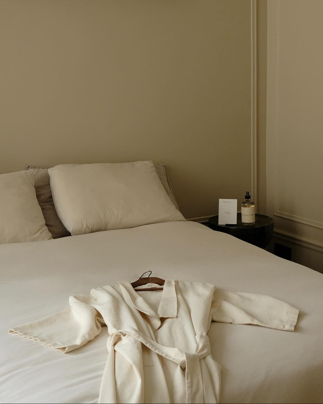 Cama de hotel con Bata Laguna Cyprien y Perfume para ambiente