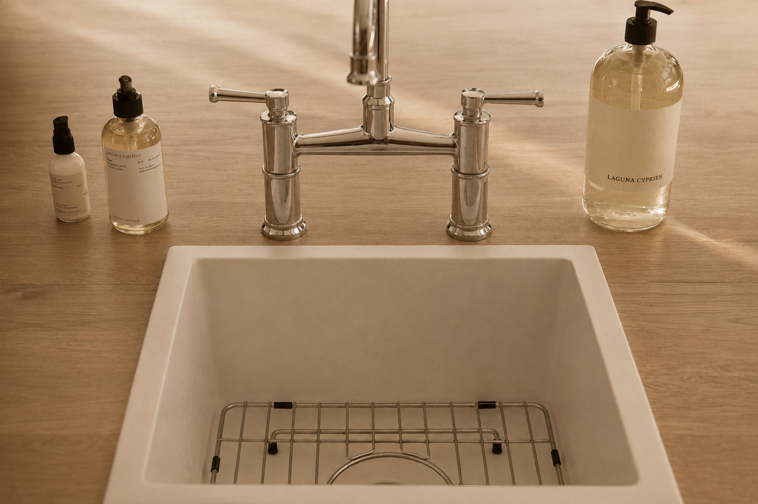 Lavabo en mesa de madera con grifo, jabon liquido y crema hidratante.