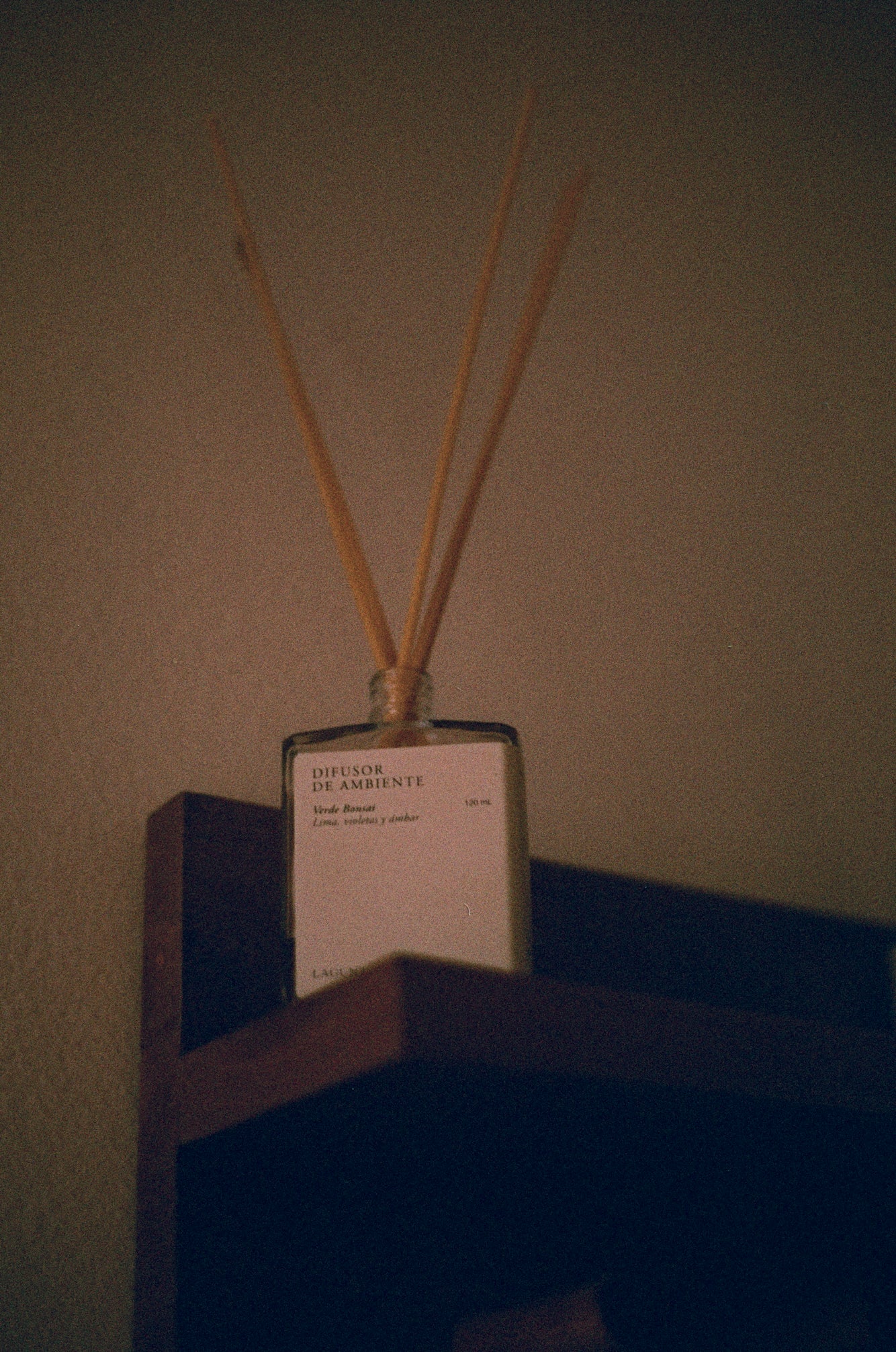 Difusor de ambiente Laguna Cyprien diseñado para espacios de hospitalidad.