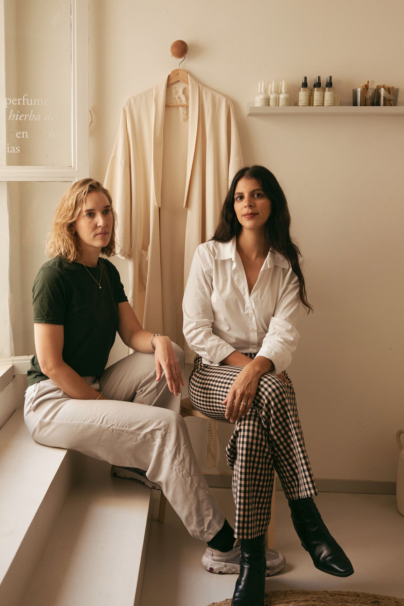 Foto Laguna Cyprien socias sentadas juntas