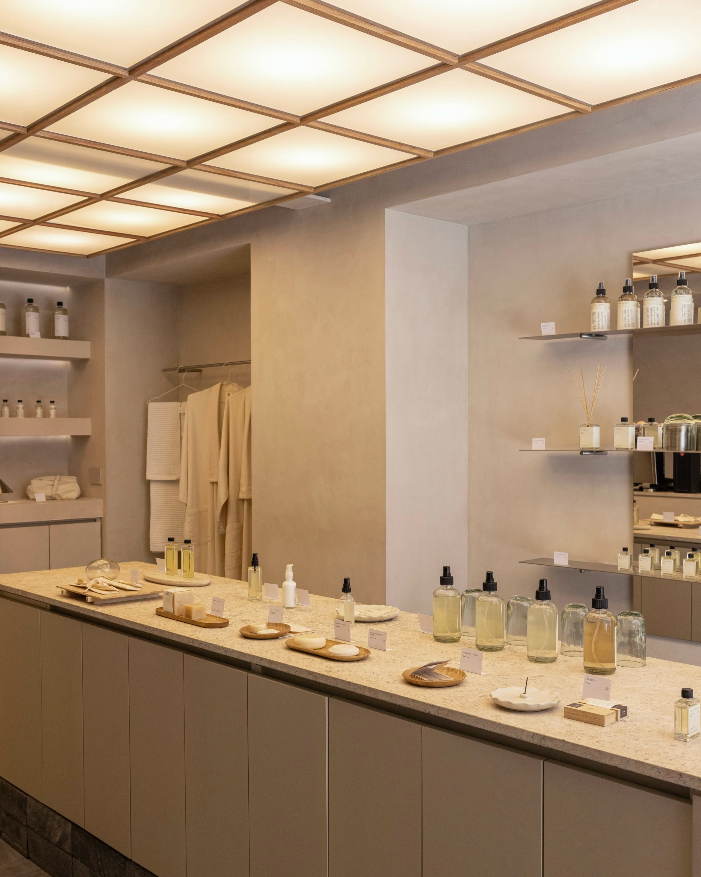 Tienda de perfumes, jabones, toallas, batas para baño, crema hidratante, detergente y lavatrastes