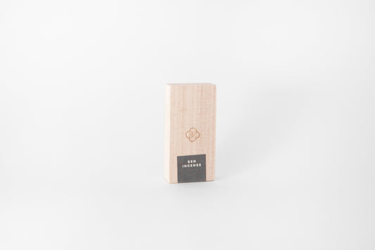 Caja de madera clara, incienso Laguna Cyprien. Diseño minimalista; para guardar delicados inciensos japoneses.